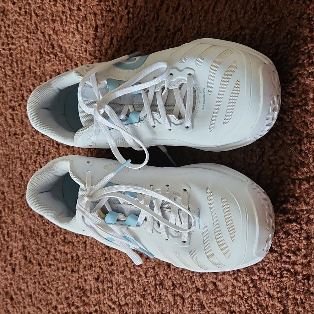 Womens athletic shoe